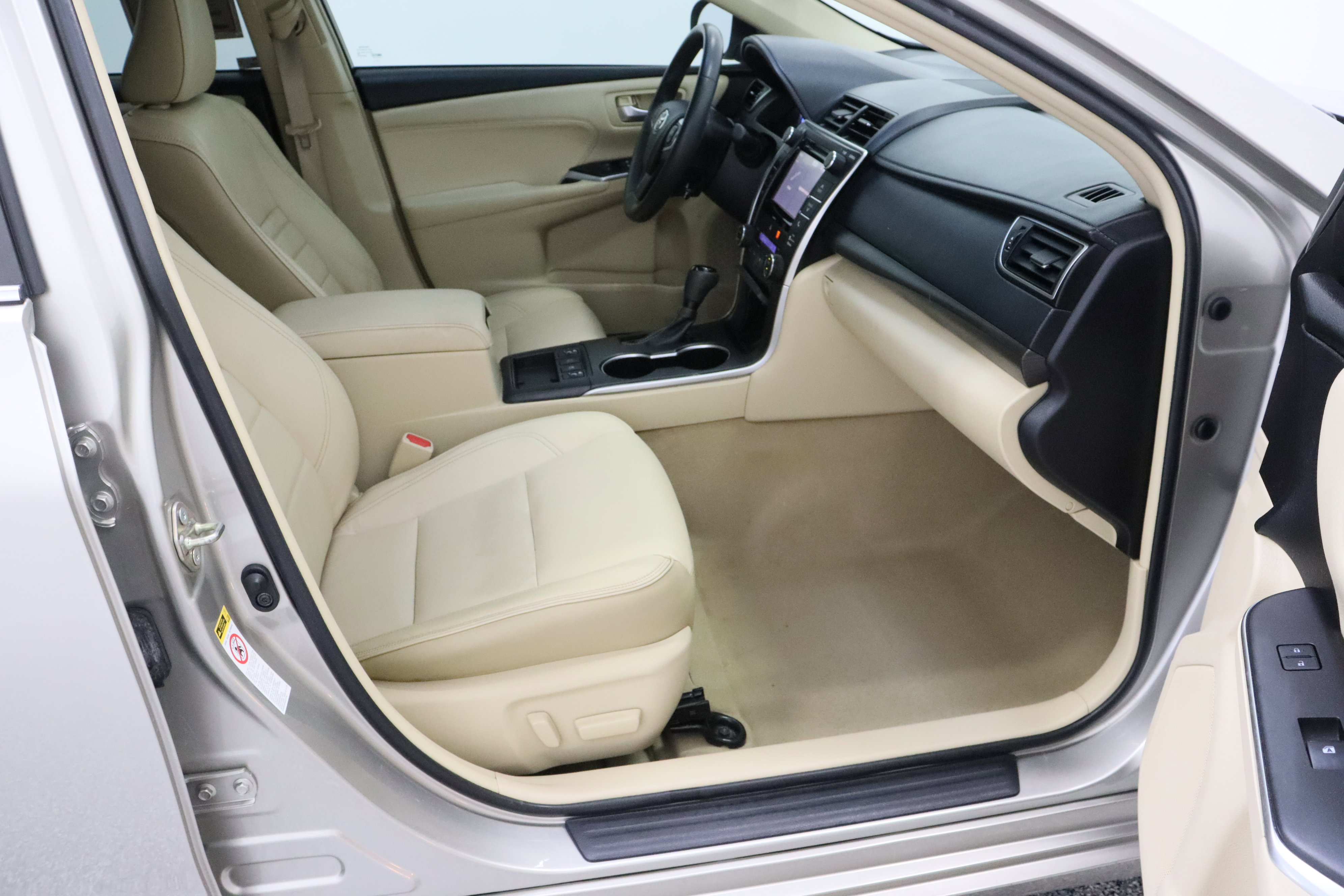 Used 2017 Toyota Camry XLE w/ Moonroof Package FWD image 39
