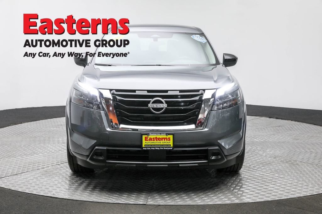 Used 2024 Nissan Pathfinder S image 2