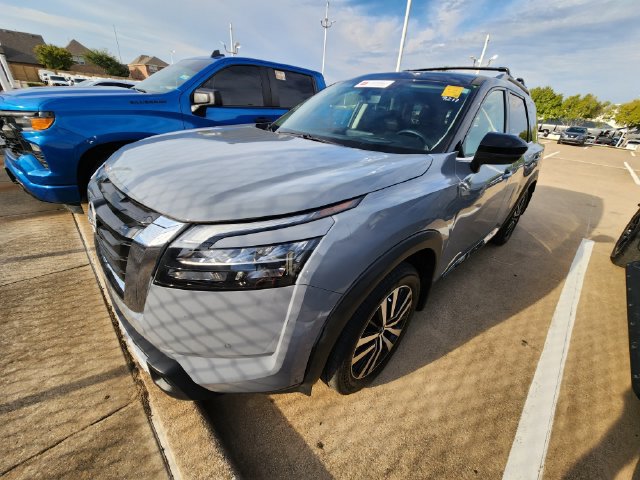 Used 2025 Nissan Pathfinder Platinum FWD image 3
