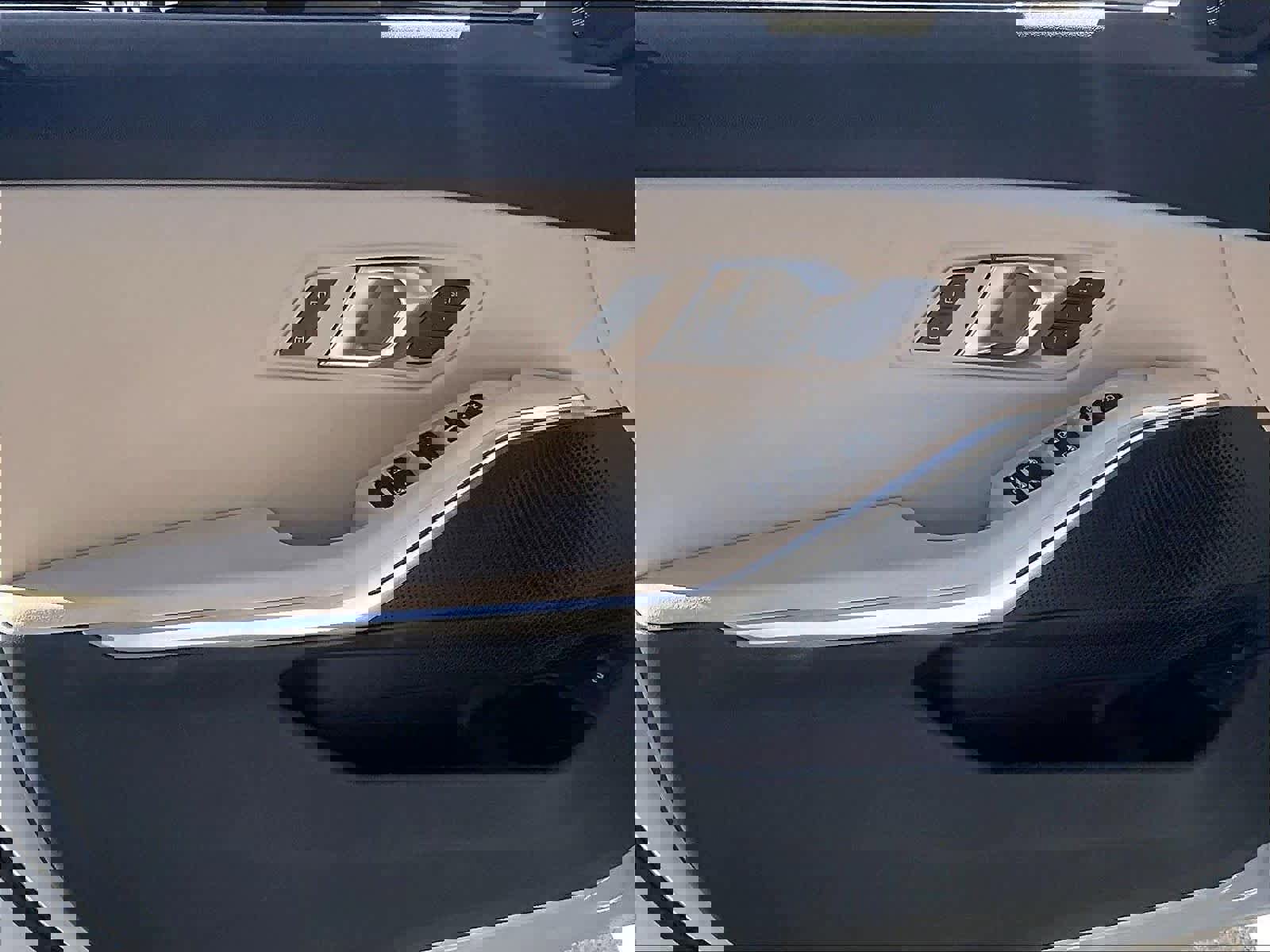 Used 2025 BMW 330i Sedan w/ M Sport Package image 24