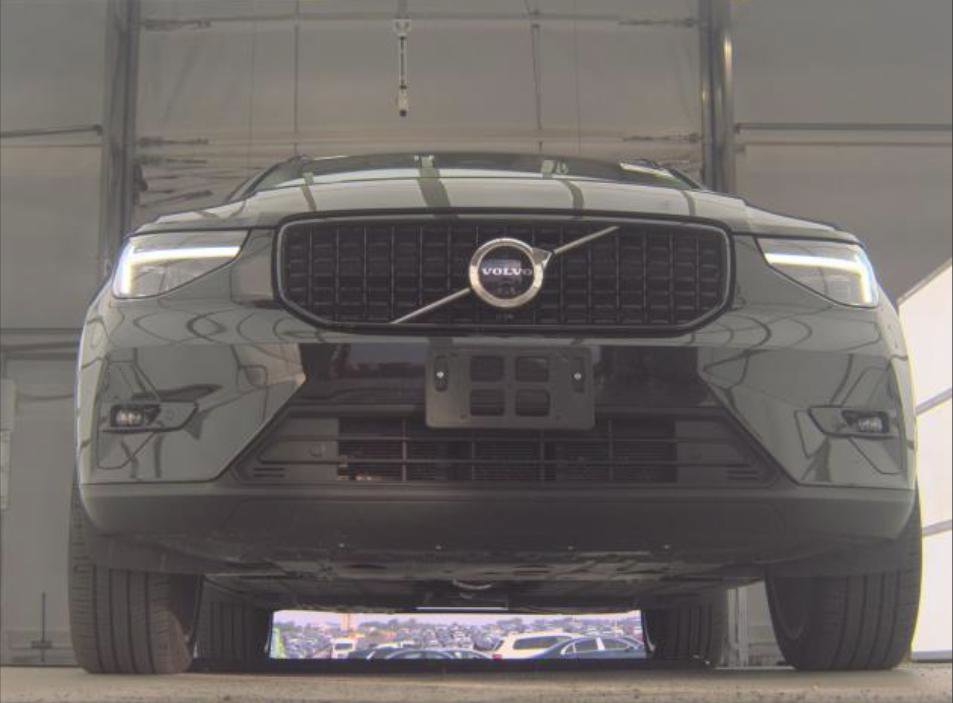 Used 2025 Volvo XC40 B5 Plus image 3