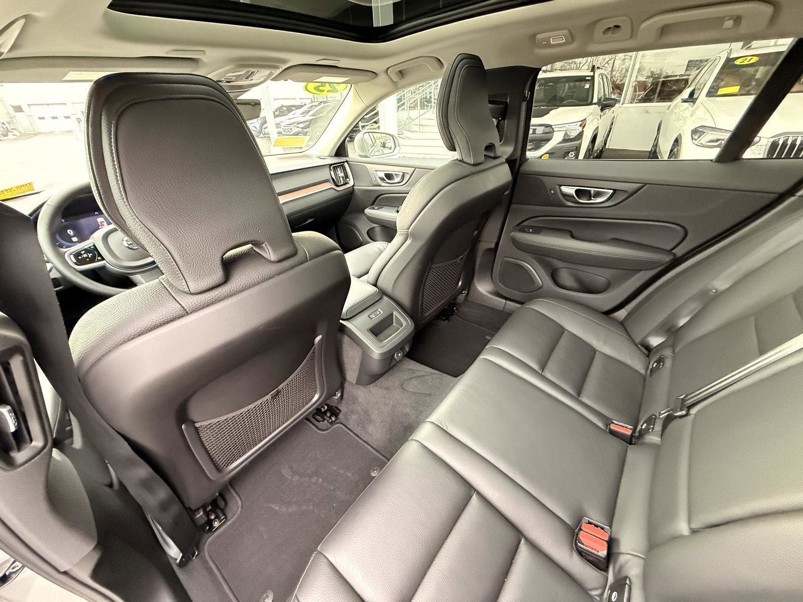 Used 2025 Volvo V60 B5 Cross Country Plus image 30