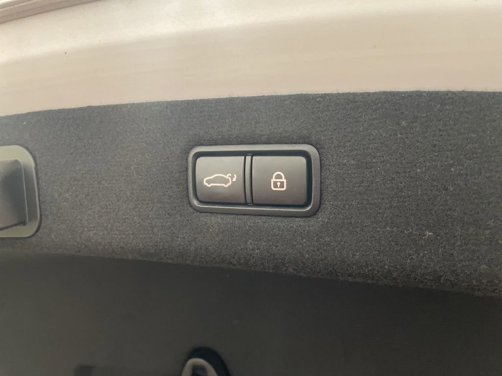 Used 2017 Genesis G90 5.0 Ultimate image 9