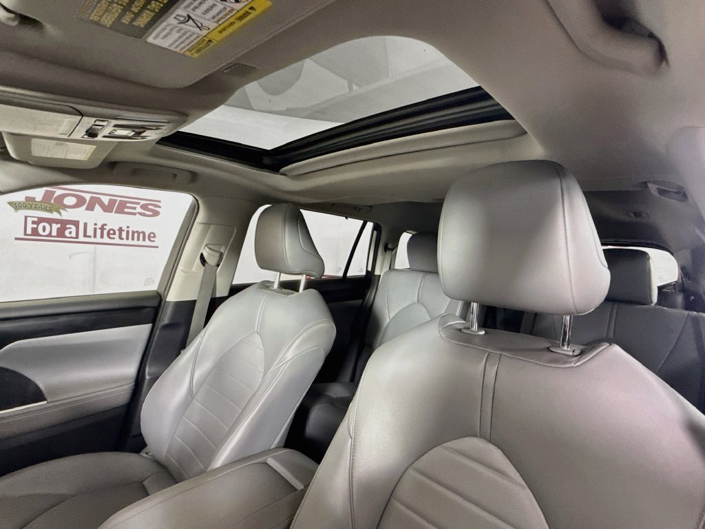 Certified 2021 Toyota Highlander XLE AWD/4WD image 11