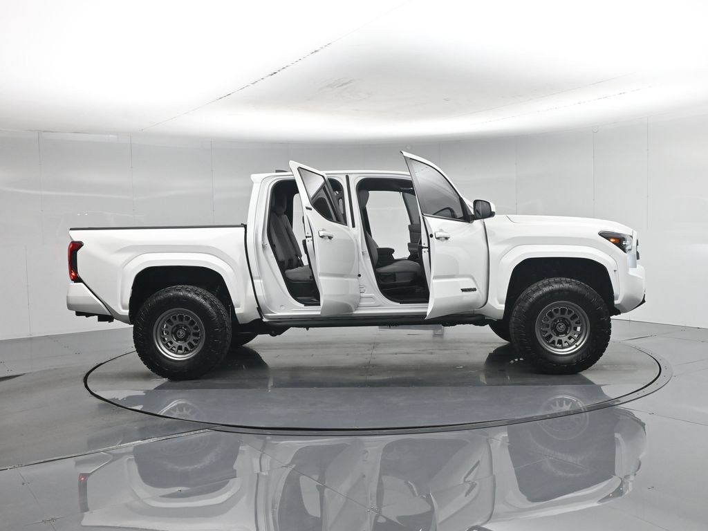 Used 2025 Toyota Tacoma SR5 AWD/4WD image 4