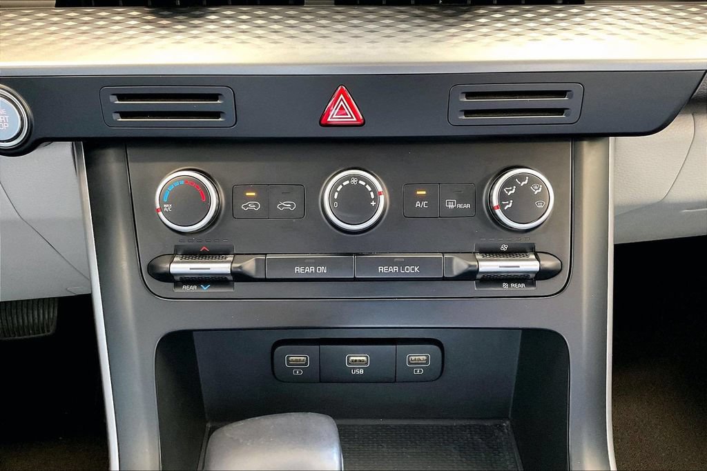 Used 2024 Kia Carnival LX FWD image 31