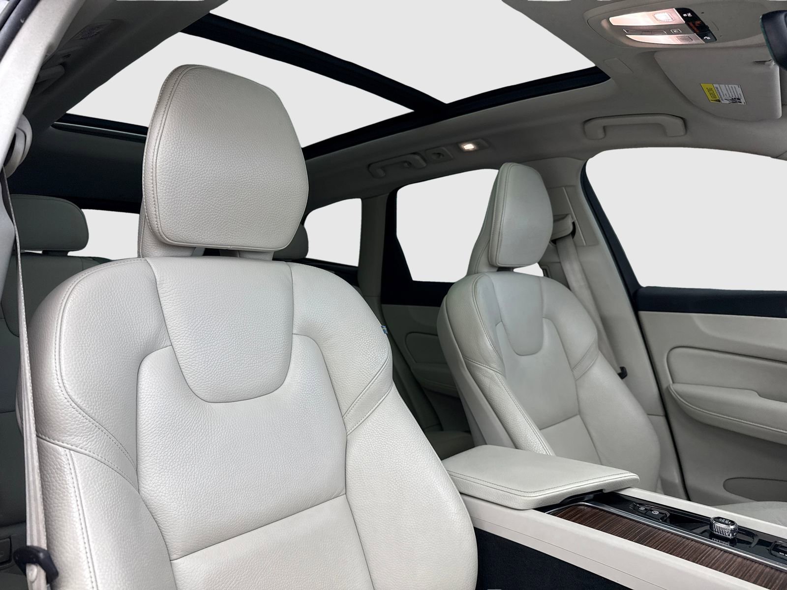 Used 2022 Volvo XC60 B5 Momentum w/ Protection Package Premier FWD image 41