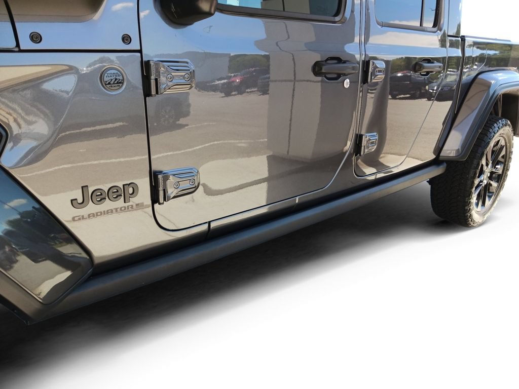 Used 2025 Jeep Gladiator Sport AWD/4WD image 17