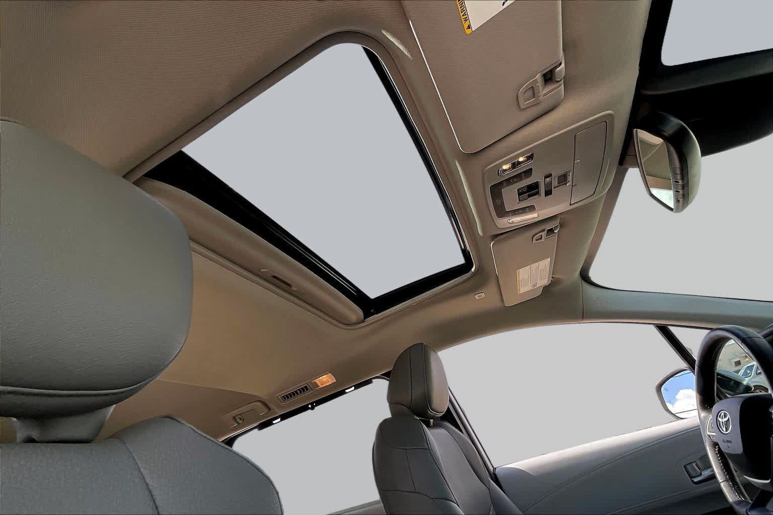 Used 2025 Toyota Sienna XLE FWD image 12