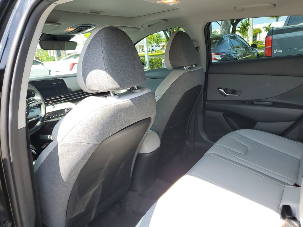 Used 2023 Hyundai Elantra Limited FWD image 12