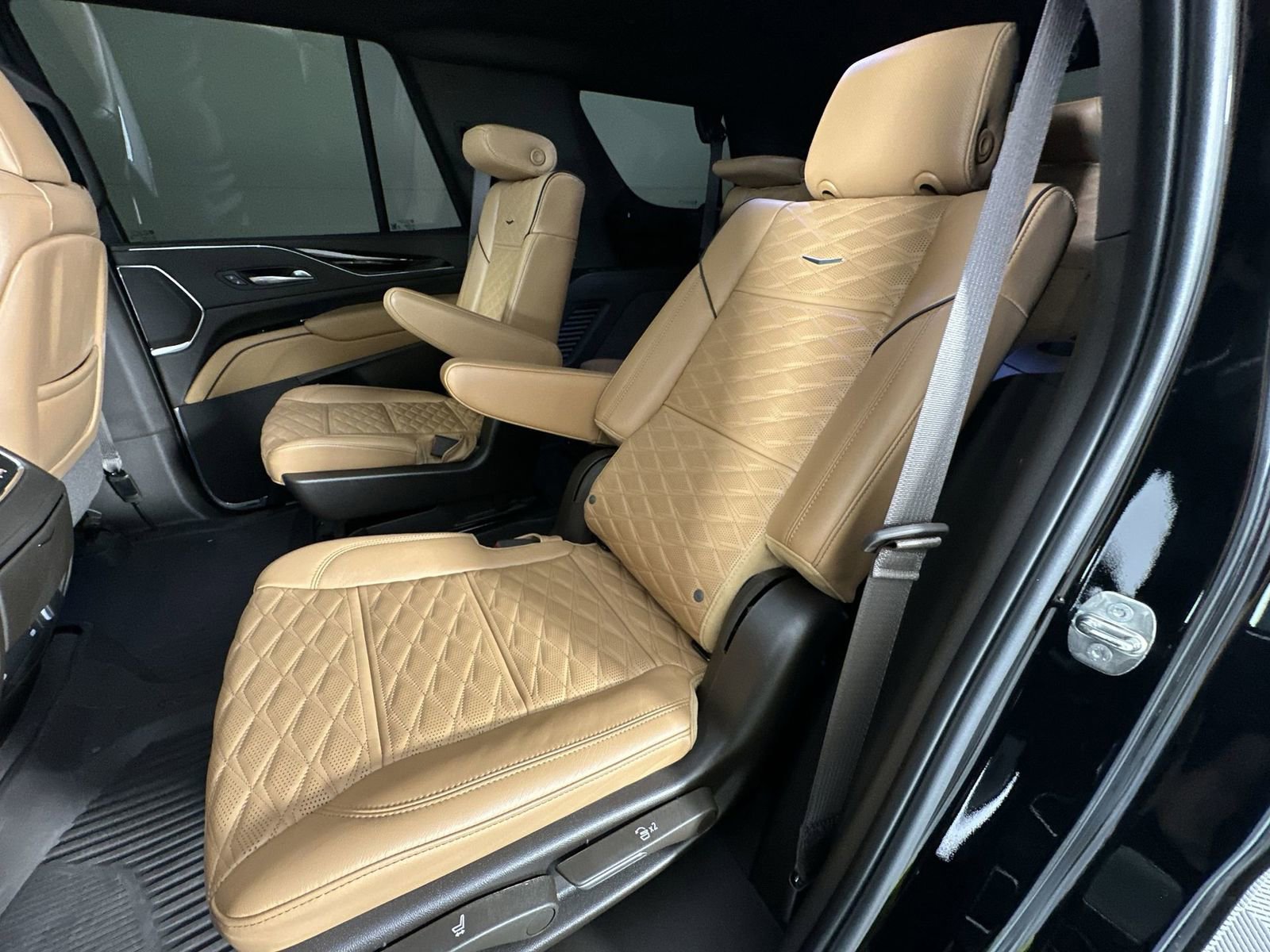 Used 2023 Cadillac Escalade Premium Luxury w/ Performance Package AWD/4WD image 23