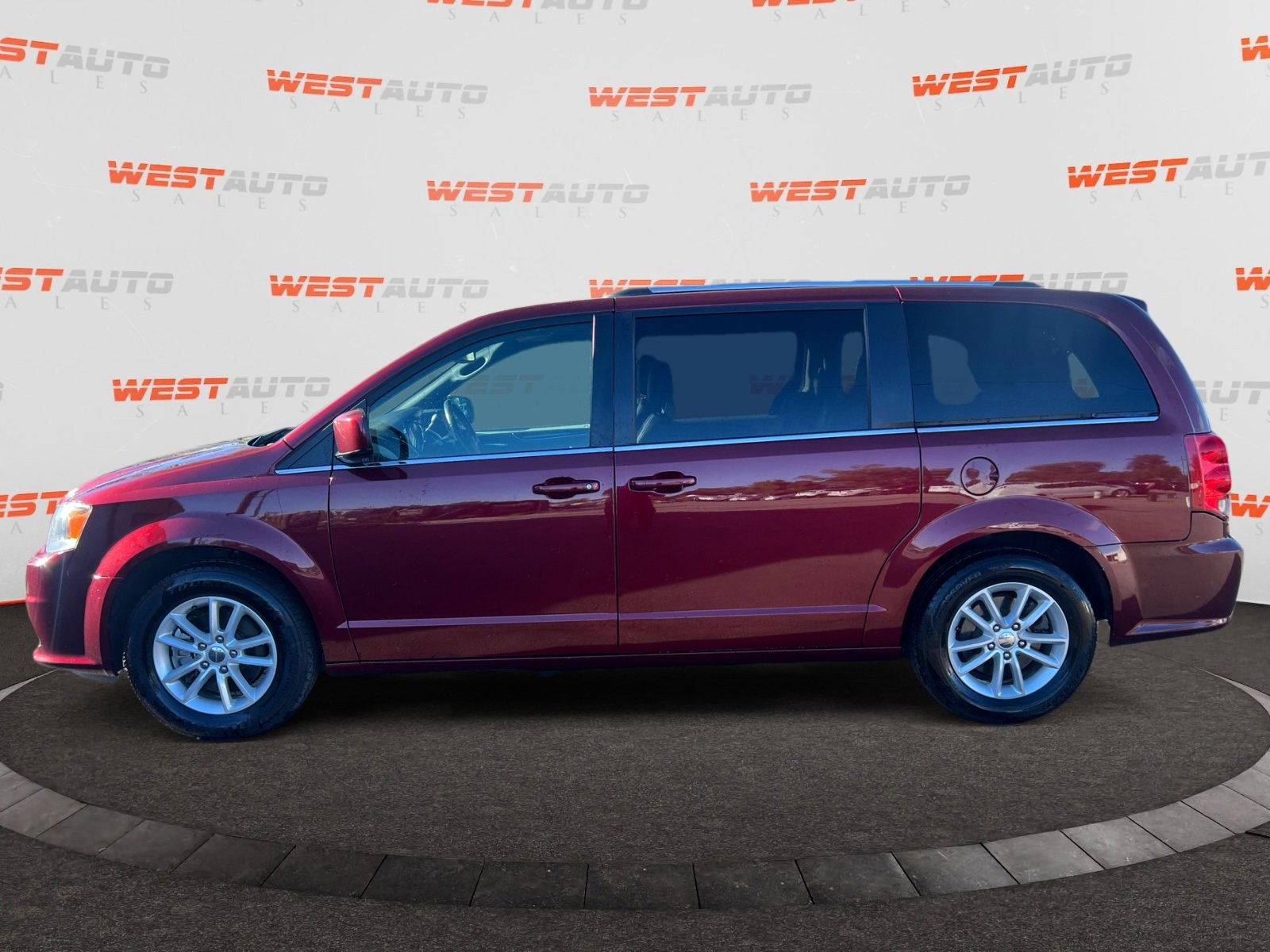 Used 2020 Dodge Grand Caravan SXT image 2