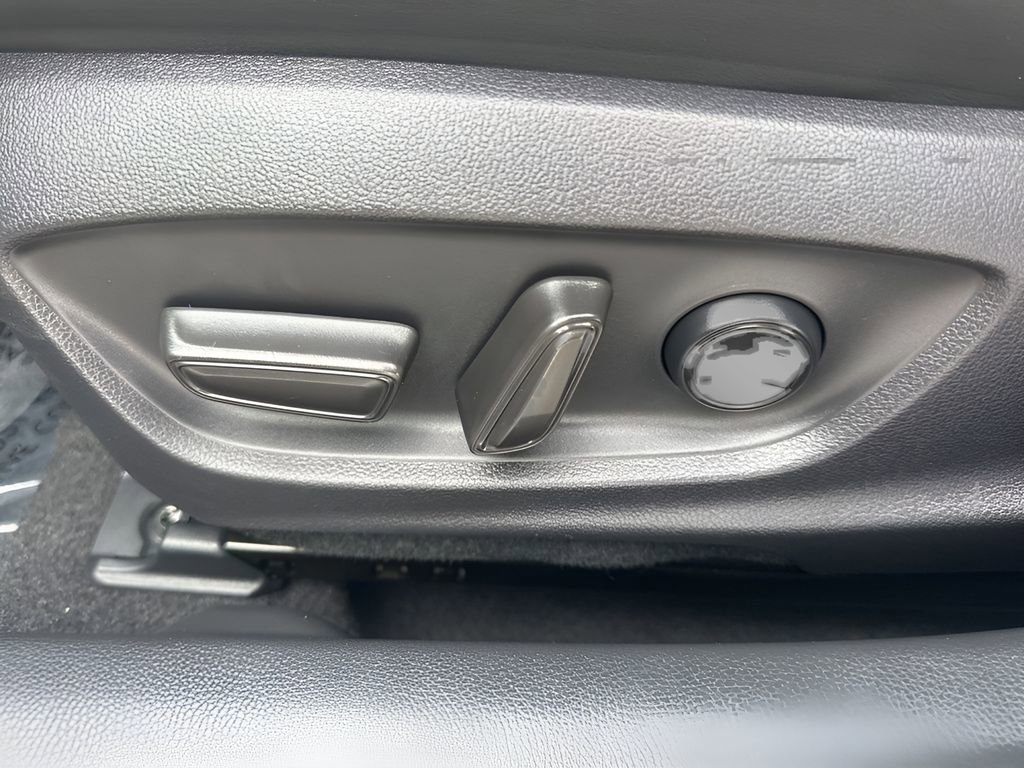 Used 2025 Toyota Prius XLE image 10