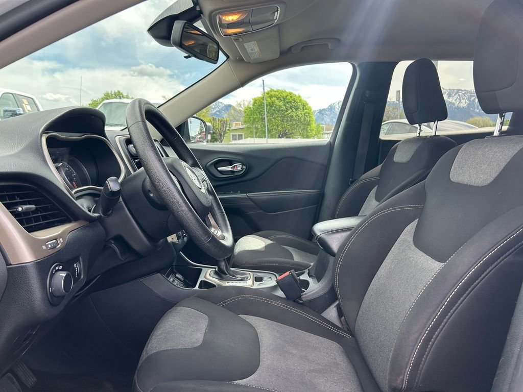 Used 2016 Jeep Cherokee Sport FWD image 25