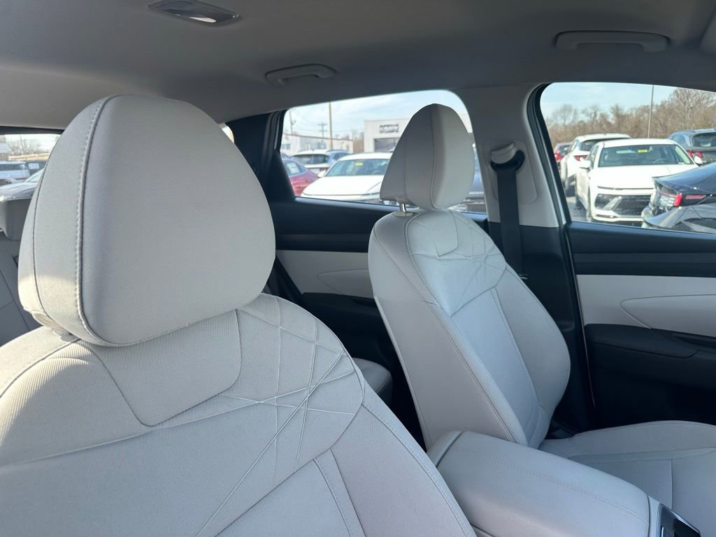 Used 2025 Hyundai Tucson SE image 24
