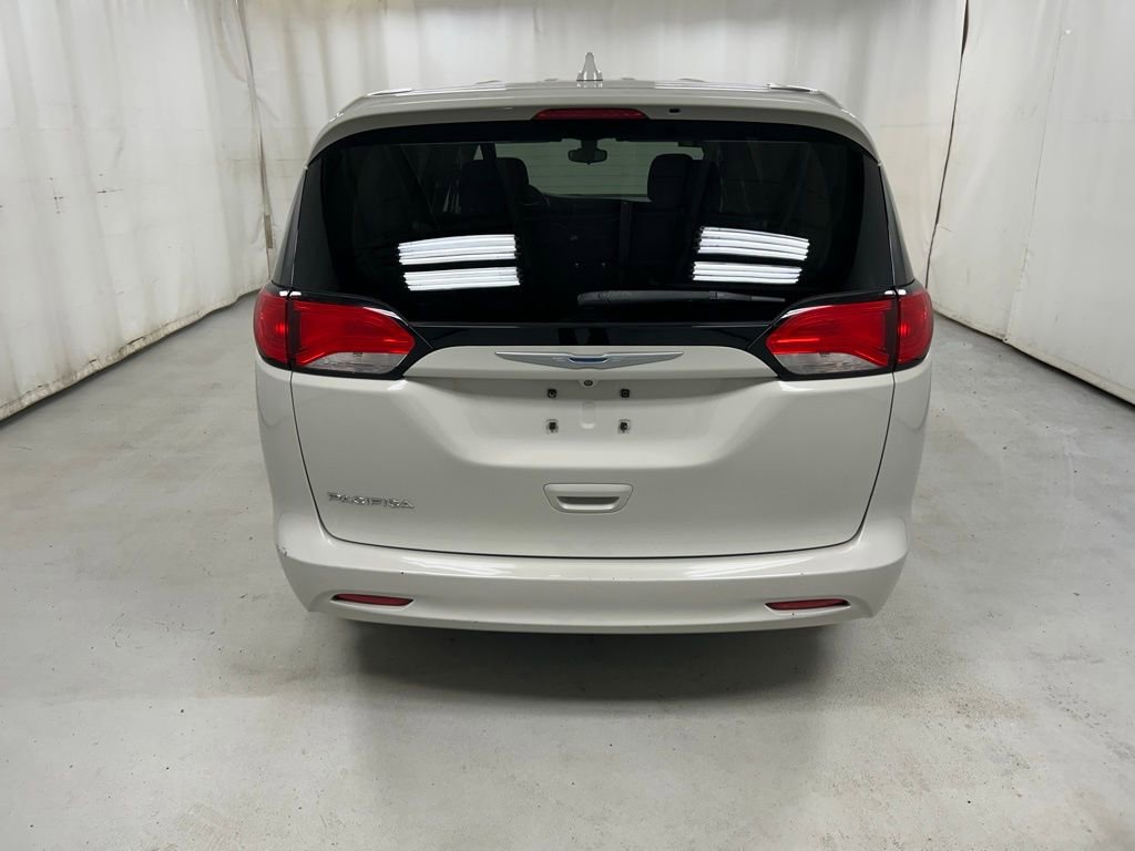 Used 2017 Chrysler Pacifica LX w/ Tire & Wheel Group FWD image 6