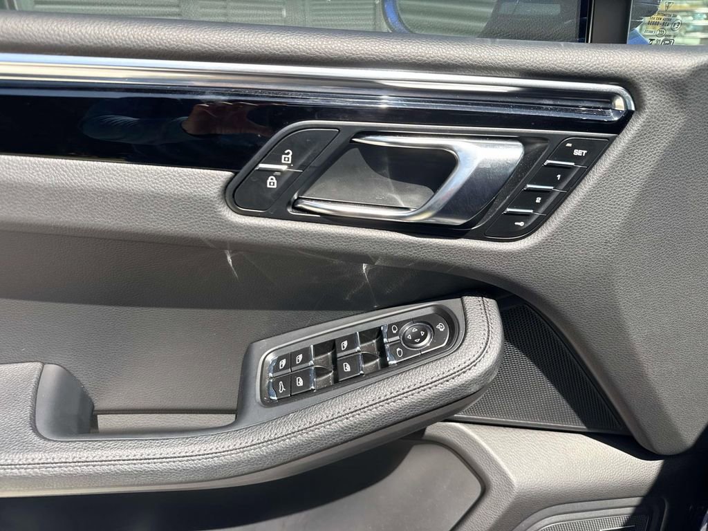 Certified 2025 Porsche Macan image 23