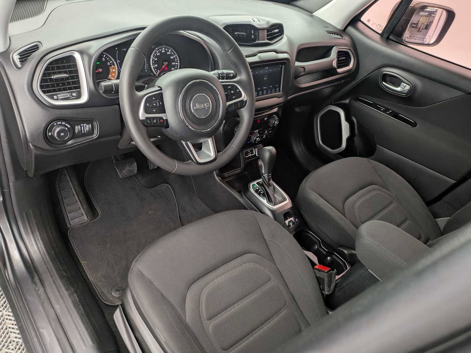 Used 2019 Jeep Renegade Latitude FWD image 2