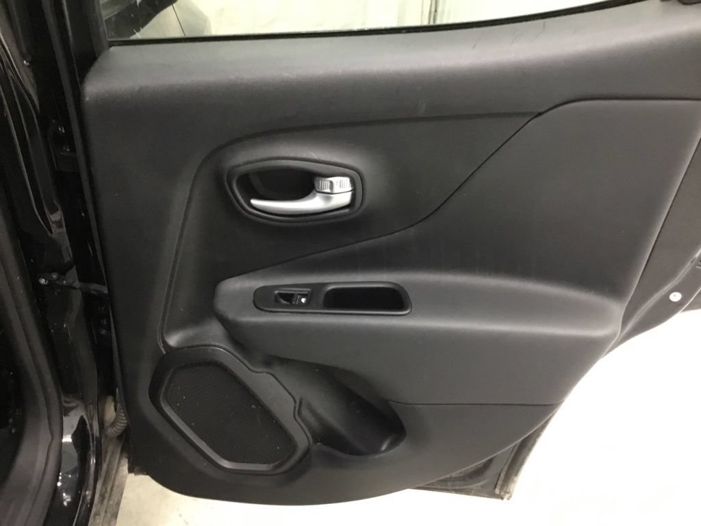 Used 2023 Jeep Renegade Latitude AWD/4WD image 34