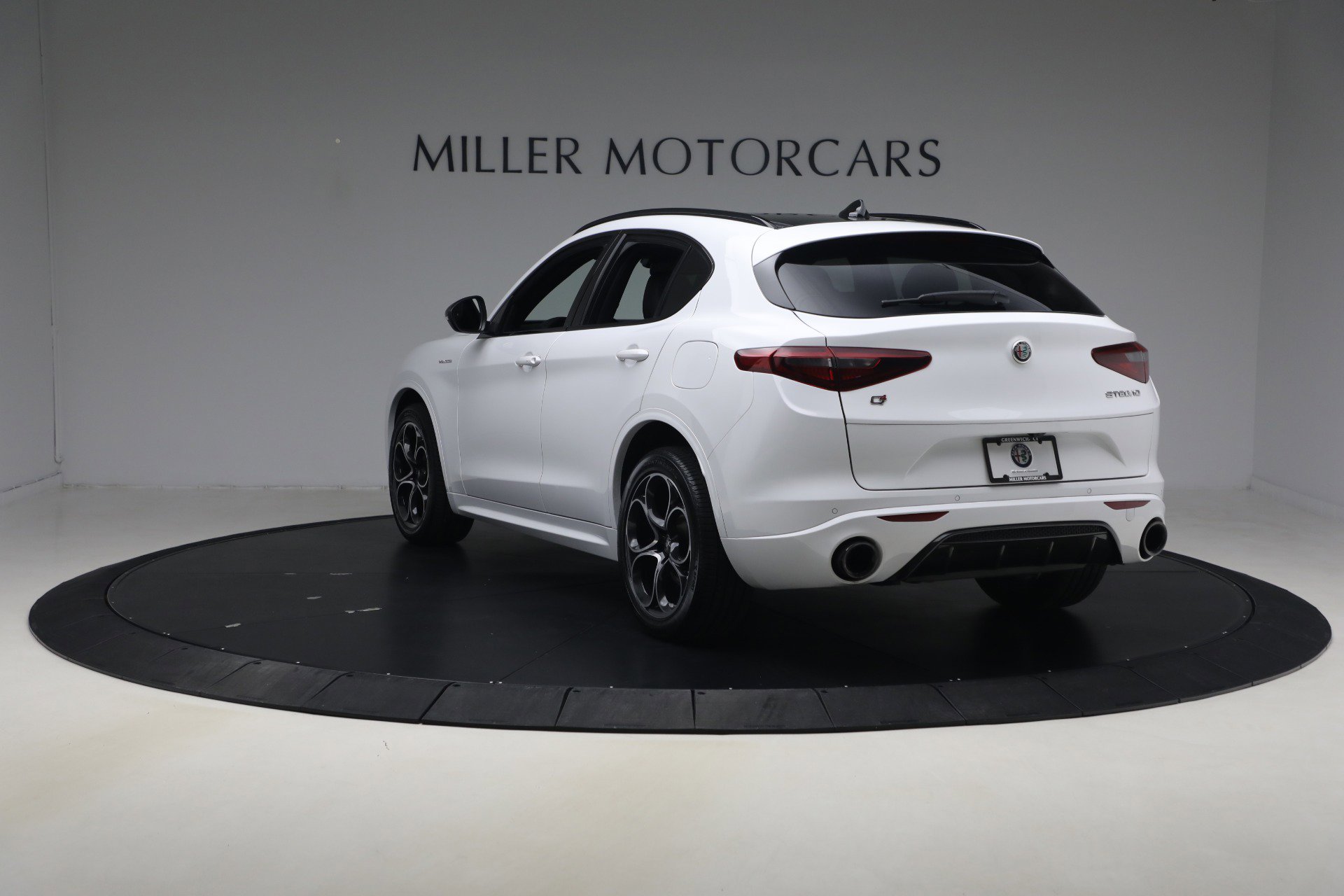 Used 2023 Alfa Romeo Stelvio Veloce AWD/4WD image 5