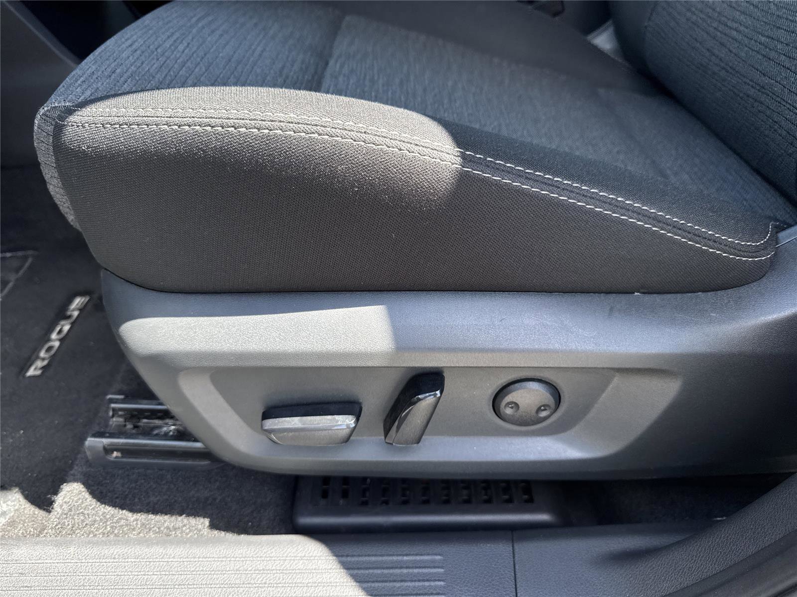 Used 2023 Nissan Rogue SV FWD image 12