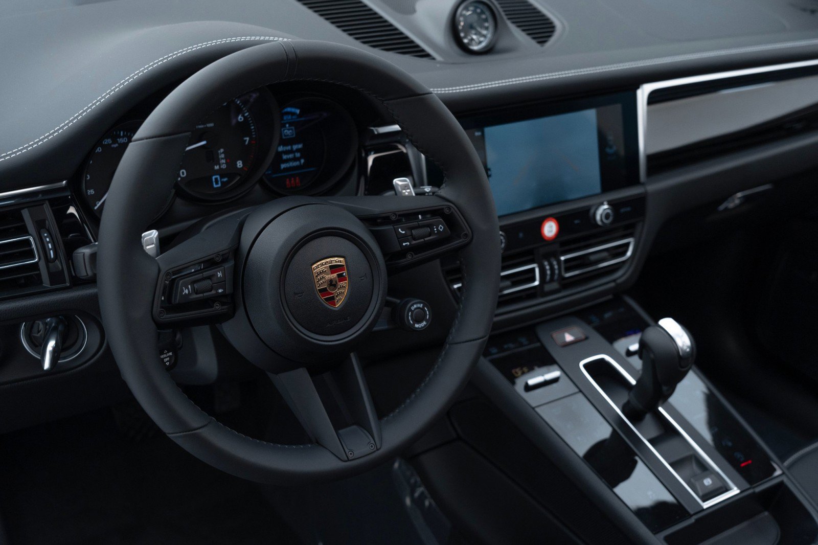 Certified 2025 Porsche Macan AWD/4WD image 21