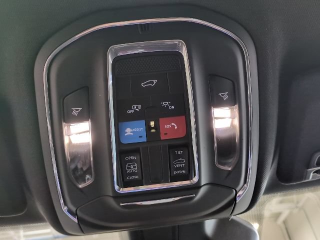 Used 2023 Jeep Grand Cherokee Altitude AWD/4WD image 13