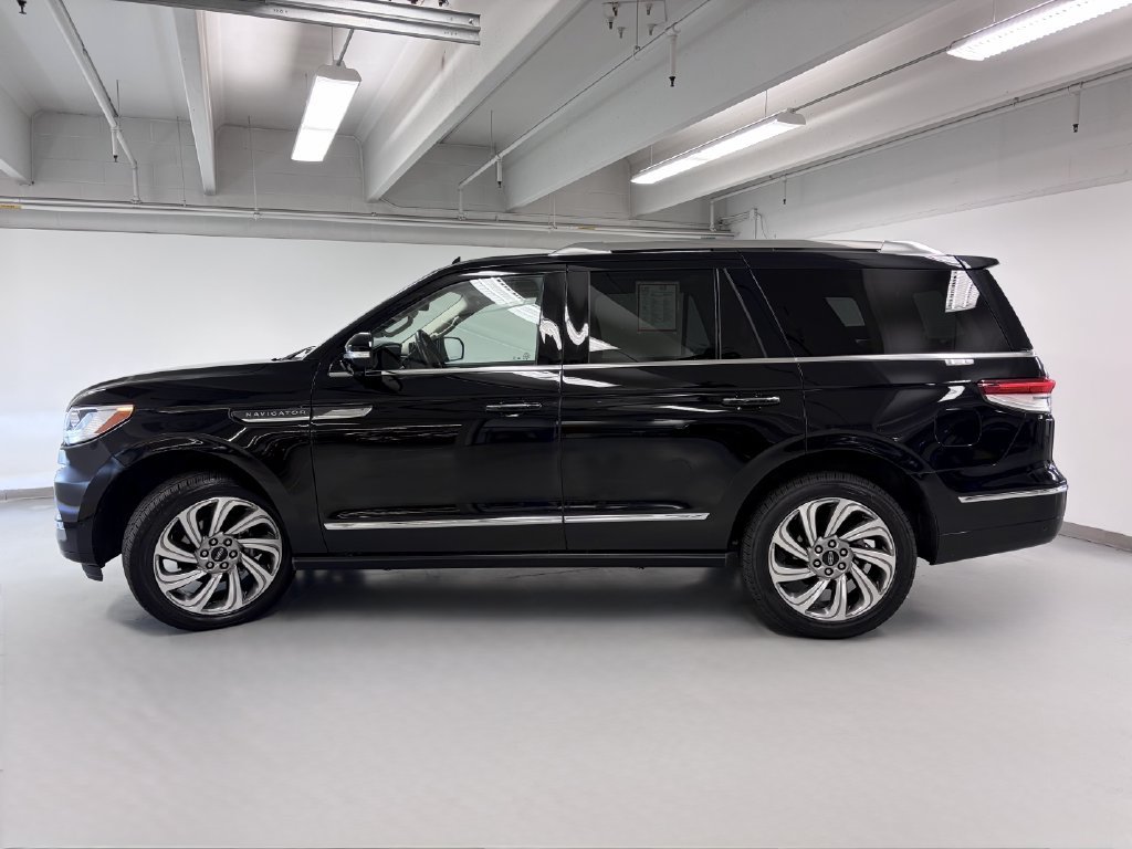 Used 2023 Lincoln Navigator Reserve AWD/4WD image 4