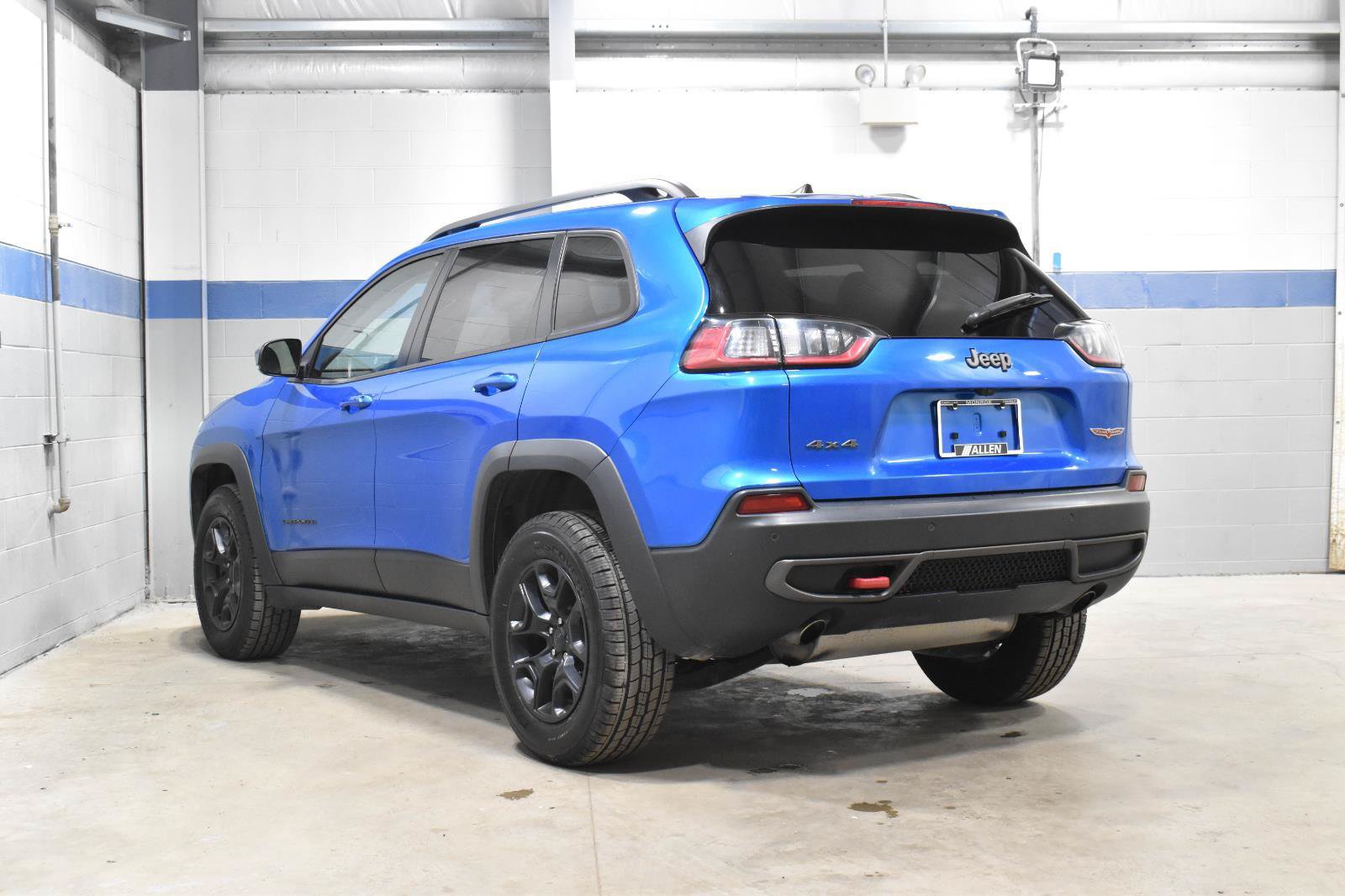 Used 2020 Jeep Cherokee Trailhawk w/ Cold Weather Group AWD/4WD image 24
