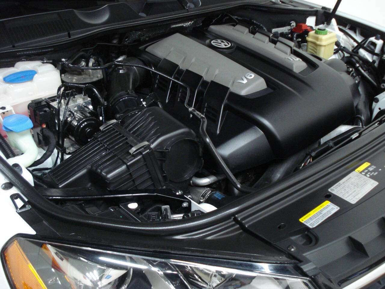 Used 2013 Volkswagen Touareg Sport image 14