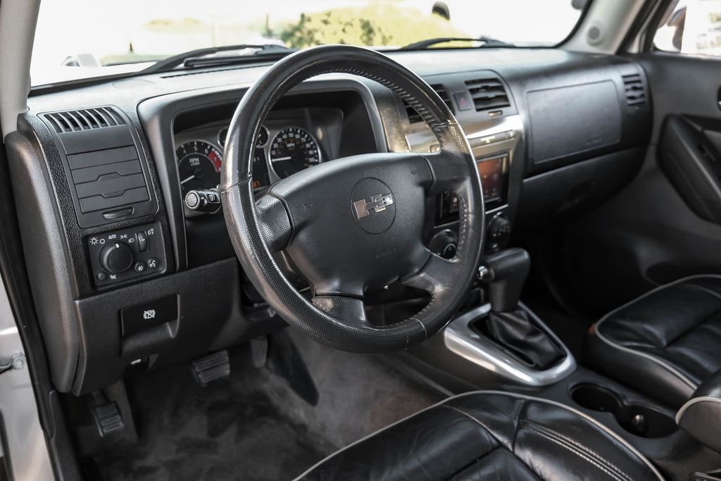 Used 2010 HUMMER H3 Luxury w/ Appearance Package image 12