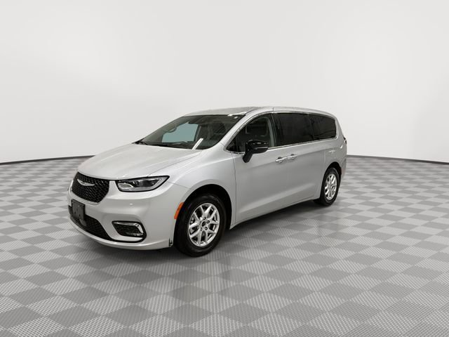 Used 2024 Chrysler Pacifica Touring-L image 5