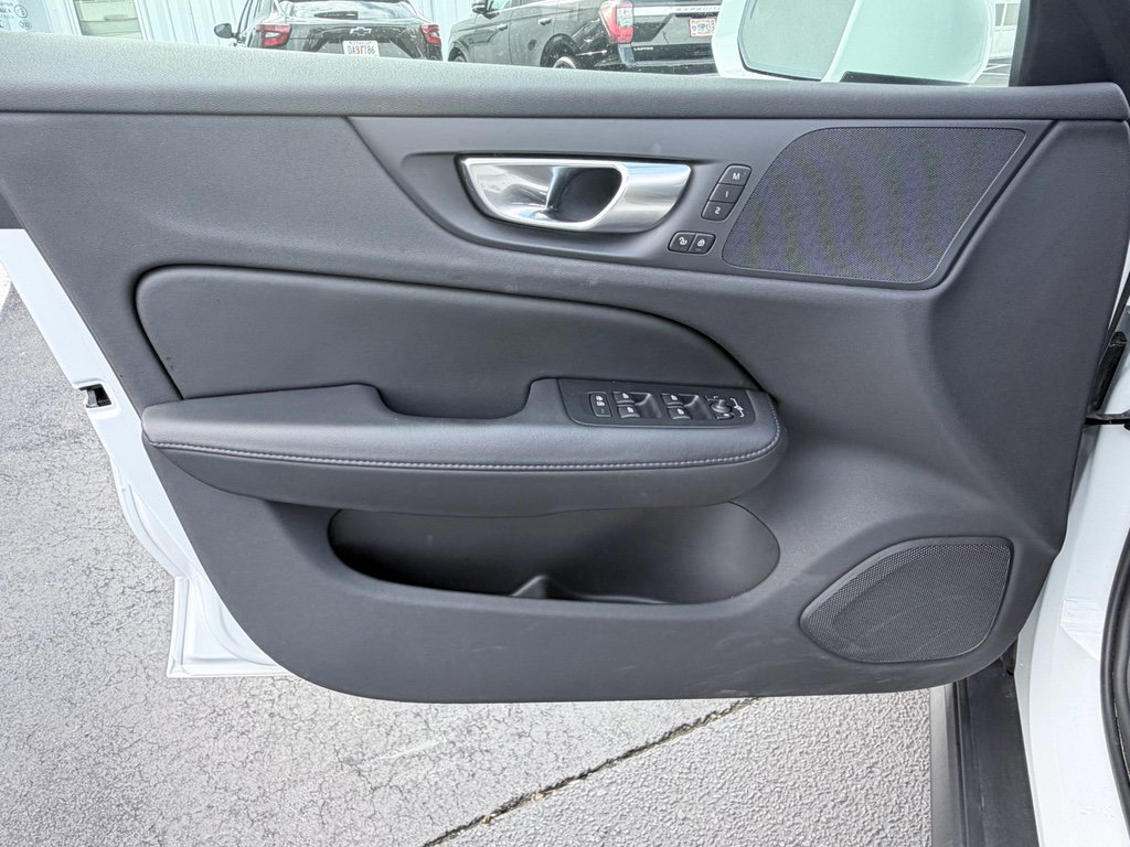 Used 2025 Volvo V60 B5 Cross Country Plus image 26