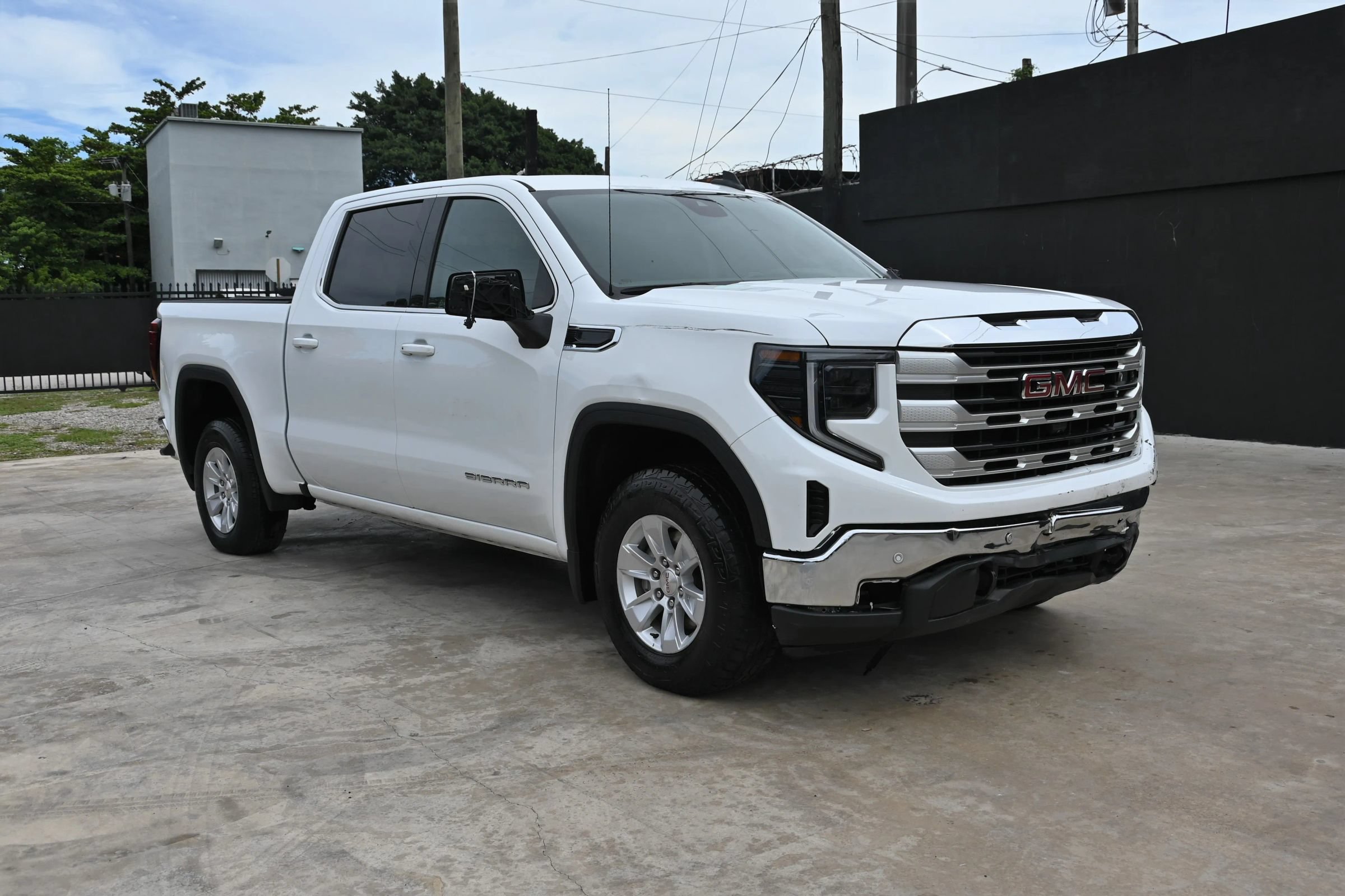 Used 2024 GMC Sierra 1500 SLE w/ Preferred Package RWD image 1
