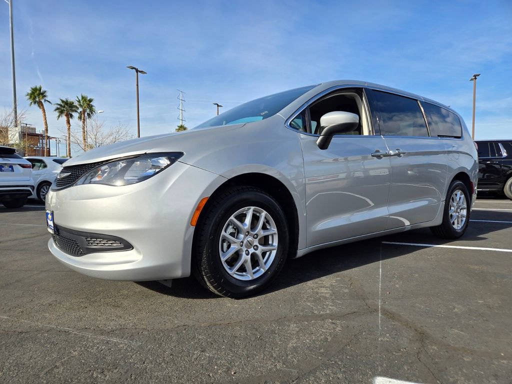 Used 2023 Chrysler Voyager LX image 2