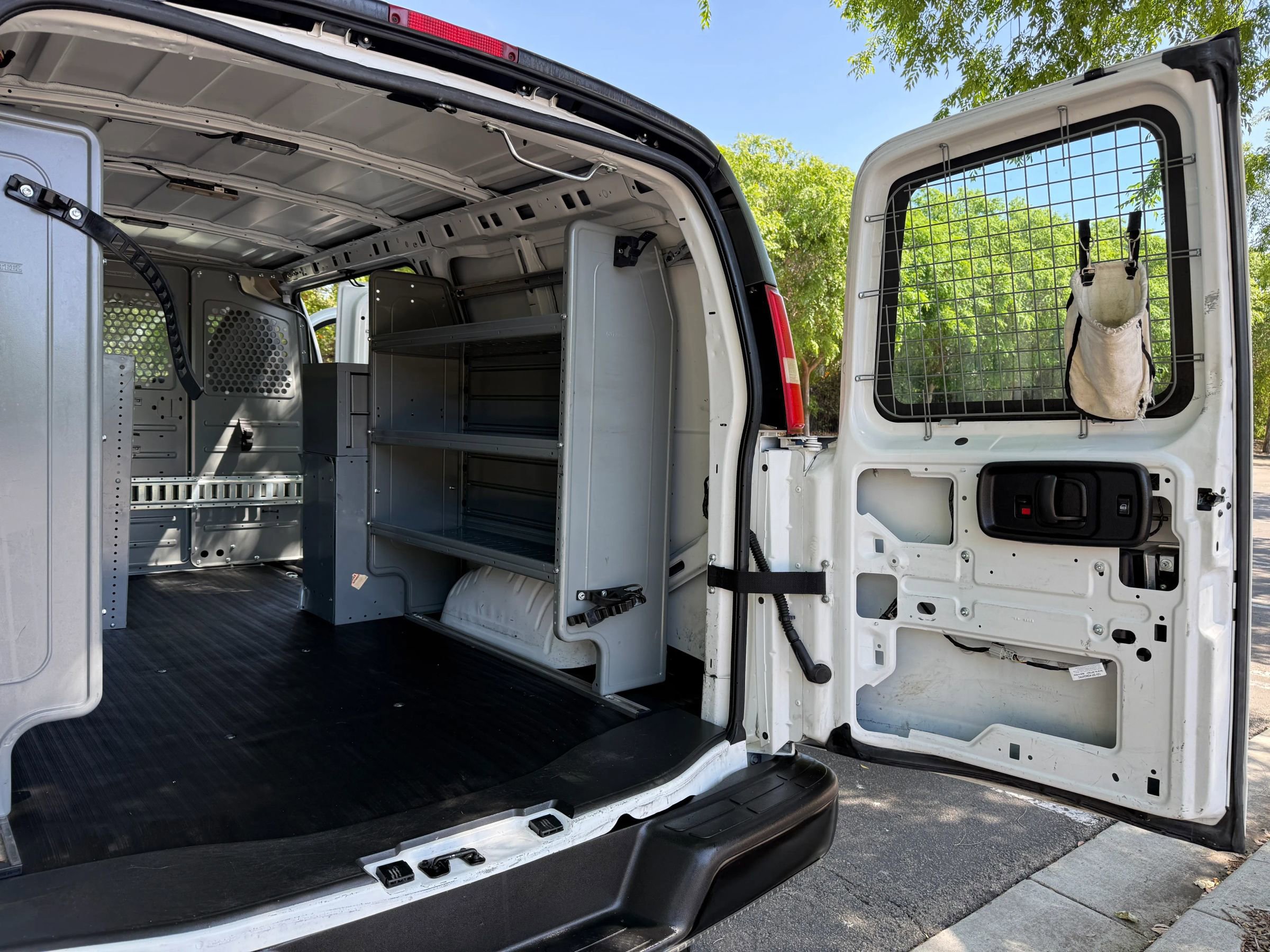 Used 2015 Chevrolet Express 2500 Van 3D image 15