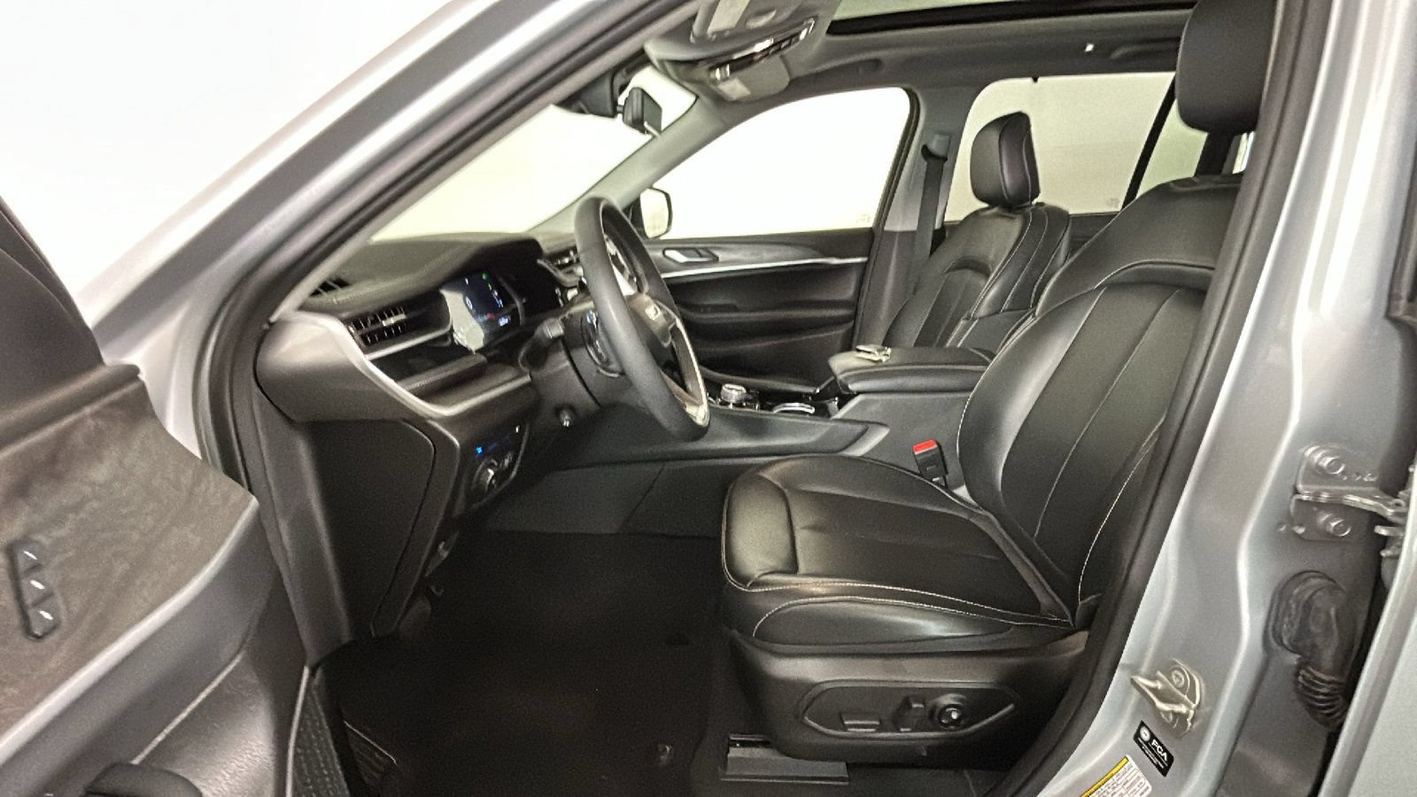 Used 2023 Jeep Grand Cherokee 4WD 4xe w/ Luxury Tech Group II image 14