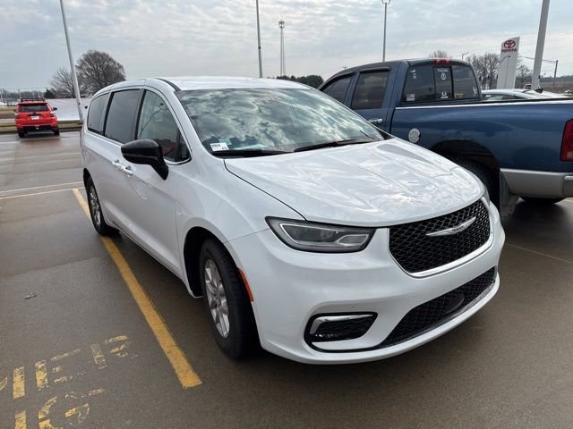 Used 2024 Chrysler Pacifica Touring-L image 1