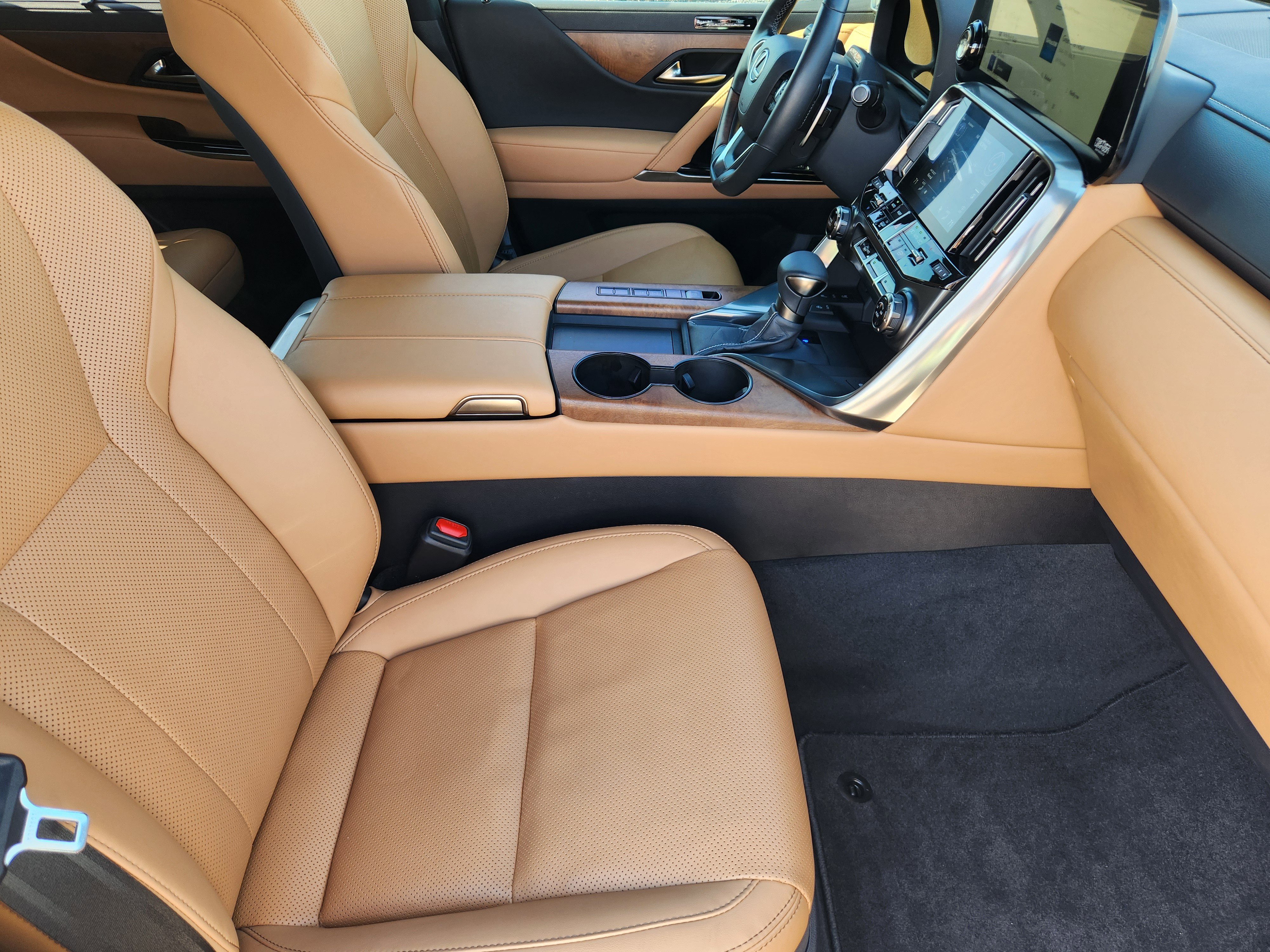 Used 2025 Lexus LX 600 4WD w/ Luxury Package image 18