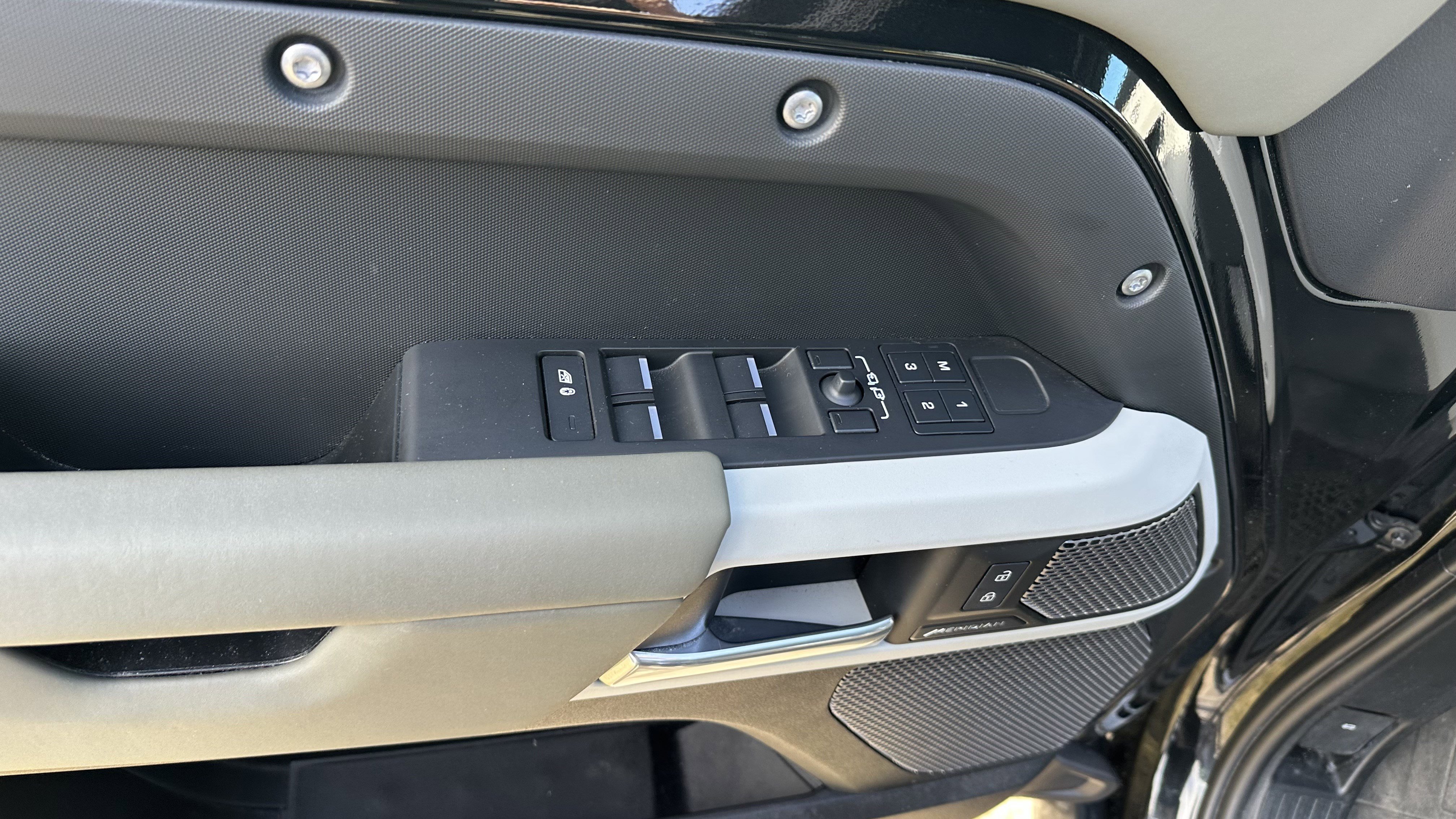 Used 2024 Land Rover Defender 110 X-Dynamic SE image 17