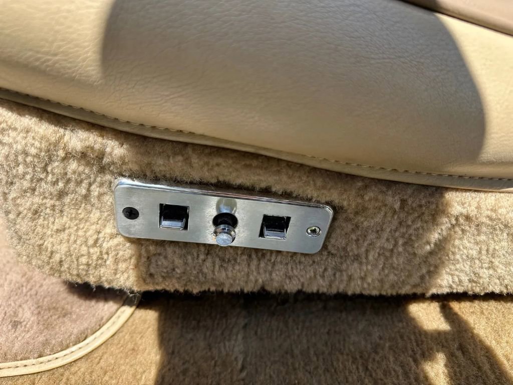 Used 1989 Jeep Grand Wagoneer image 18