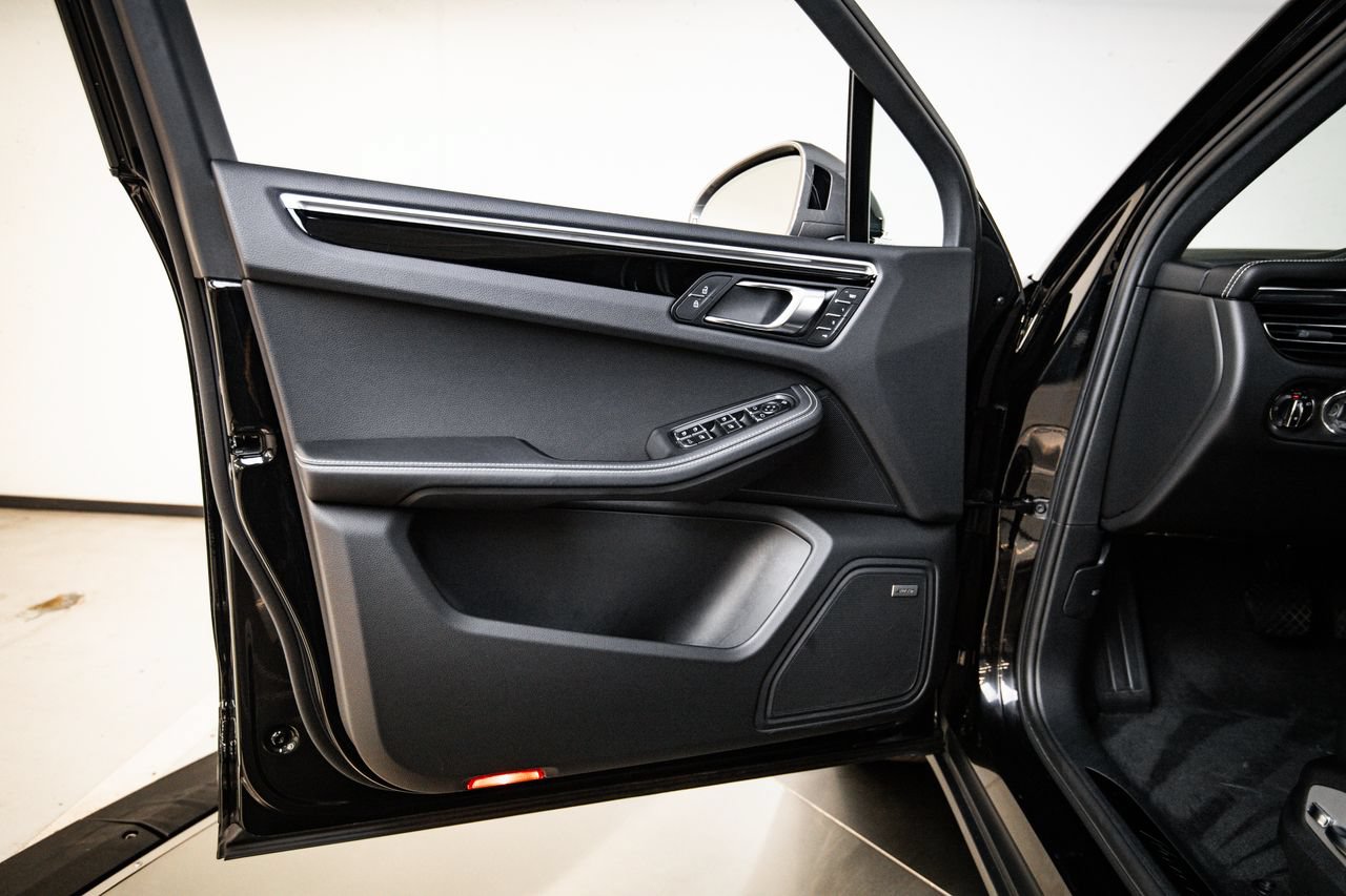Certified 2023 Porsche Macan Turbo AWD/4WD image 23