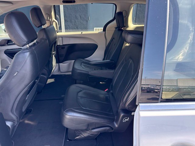 Used 2019 Chrysler Pacifica Touring-L FWD image 16