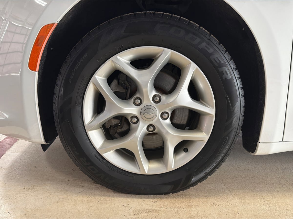 Used 2020 Chrysler Pacifica Touring w/ Tire & Wheel Group FWD image 13