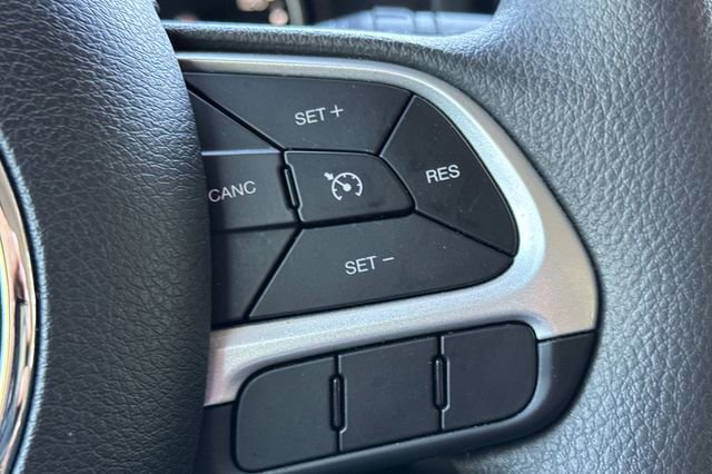 Used 2023 Jeep Renegade Latitude AWD/4WD image 39