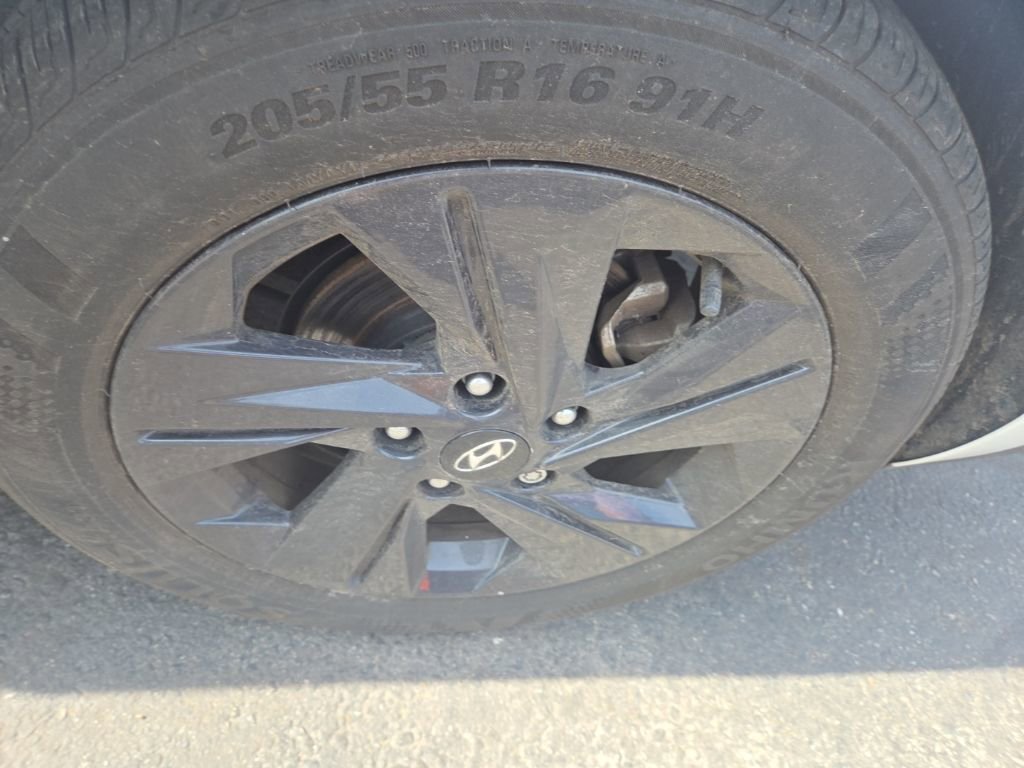 Used 2023 Hyundai Elantra SEL image 11