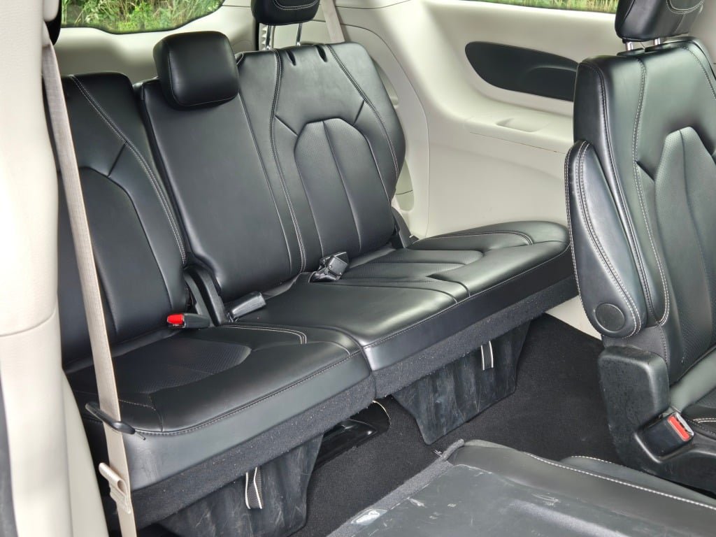 Used 2024 Chrysler Pacifica Touring-L FWD image 10
