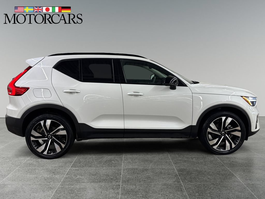 Certified 2024 Volvo XC40 B5 Plus w/ Climate Package AWD/4WD image 2
