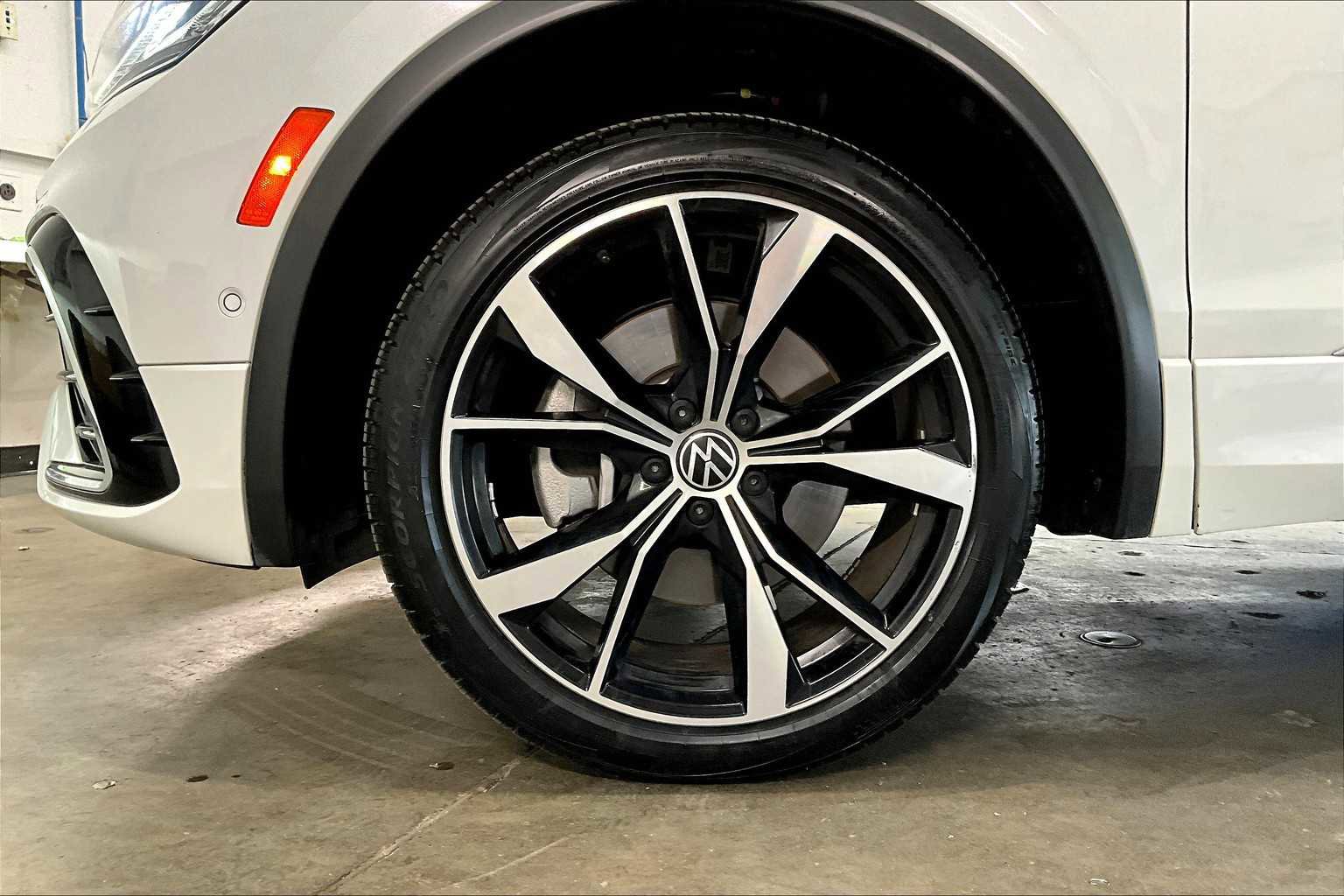Used 2022 Volkswagen Tiguan SEL R-Line image 12