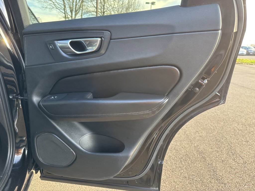 Used 2023 Volvo XC60 B5 Plus image 21